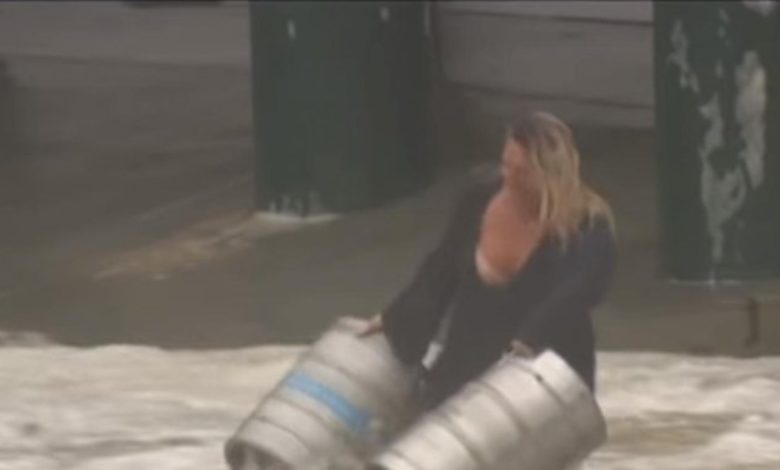 Foto: Cortesía Con tal de salvar dos barriles de cerveza, mujer se lanza a fuerte corriente de agua (Video)