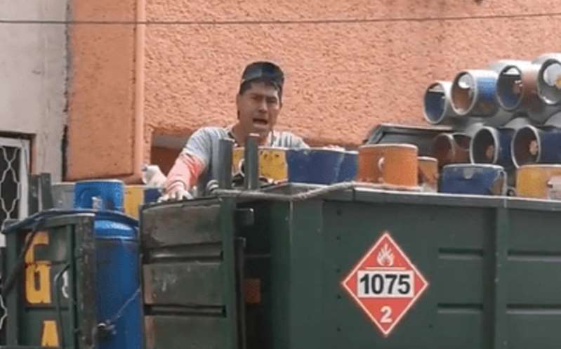 Foto: Cortesía "Imagínate vivir en Suiza y perdértelo" Hombre vende gas con villancico navideño (Video)