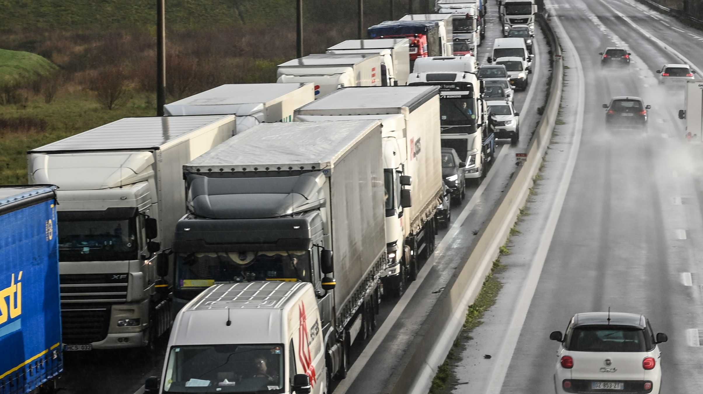 Foto: Cortesía Se quedan varados mil 500 camiones en Gran Bretaña, por cierre fronterizo con UE