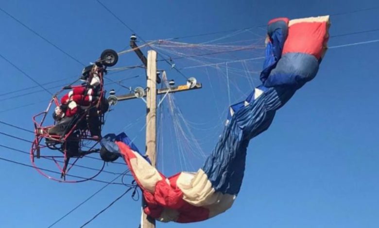 Foto: Cortesía Santa Claus sufre accidente y se atora en cables de luz (Viral)