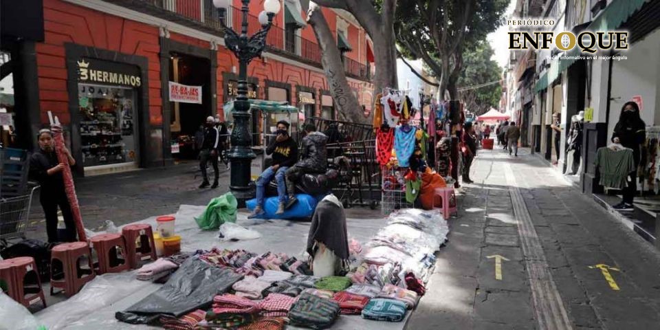 Foto: Alex Muñoz Hay 3 detenciones de ambulantes por instalarse en el Centro Histórico