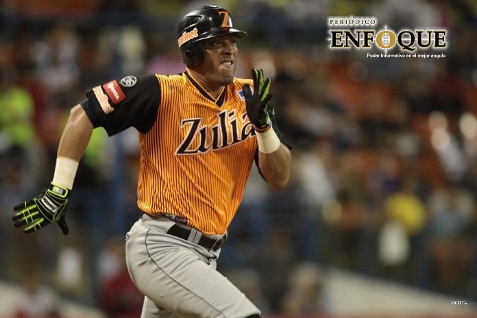 Foto: Cortesía Beisbolista agrede a rival con el bat en pleno juego (Video)