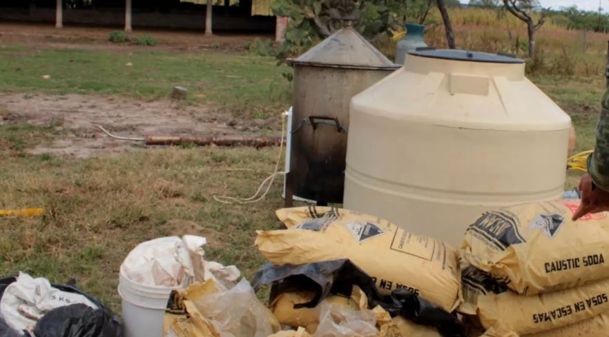 Emiten alerta en 9 estados por robo de camión con sosa, sulfato de sodio y peróxido de hidrógeno