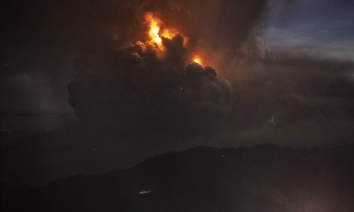 Foto: Cortesía El volcán Taal de Filipinas comienza a expulsar lava y deja ya más de 16.000 evacuados
