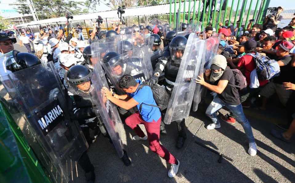 Foto: Cortesía Migrantes intentan cruzar puente fronterizo en Chiapas; Guardia Nacional arma cerco
