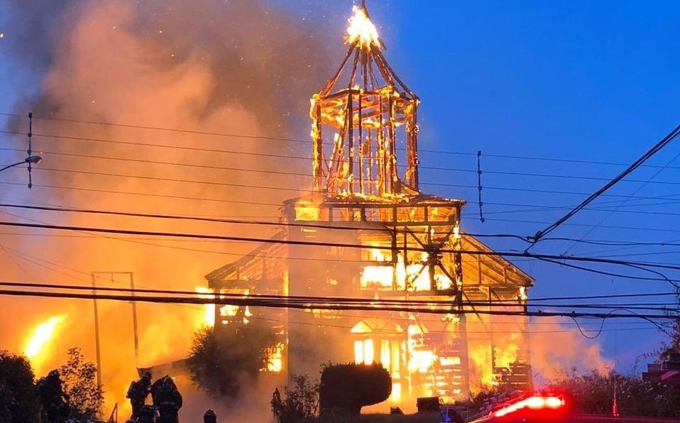 Foto: Cortesía Incendio devora histórica iglesia que sería declarada Patrimonio Nacional chileno