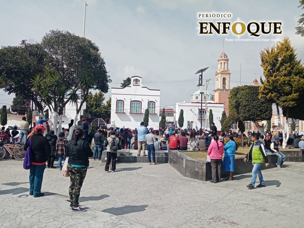 Foto: Marisol Oropeza Habitantes de Amozoc toman la presidencia municipal, exigen más servicios; amenazan con bloquear la carretera (Fotos)