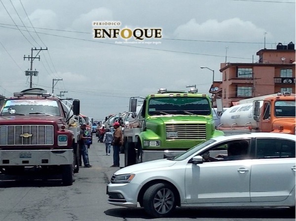 Habitantes bloquean carretera de Amozoc; piden mayor seguridad y servicios
