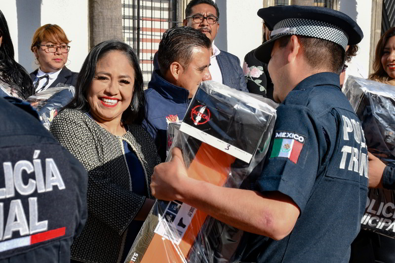 Foto: Cortesía Lupita Daniel entrega  uniformes a elementos de SSPSVB Cuautlancingo