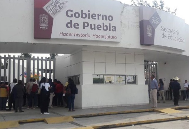Trabajadores de la SEP reciben depósito monetario para vales de despensa en las tarjetas de débito