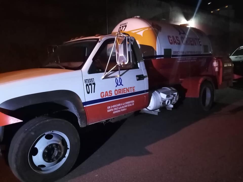 Foto: Cortesía Seguridad Pública Municipal de Cuautlancingo, aseguró a 2 hombres con hidrocarburo