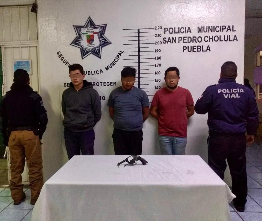 Foto: Cortesía Detecta policía de San Pedro Cholula arma de fuego en vehículo sin placas