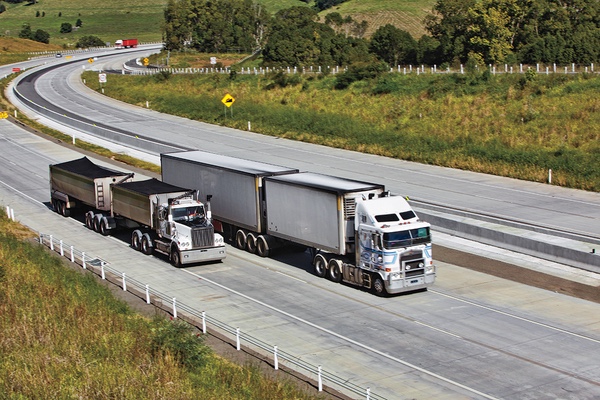 Foto: Cortesía Monreal busca prohibir la circulación de camiones de doble remolque en autopistas