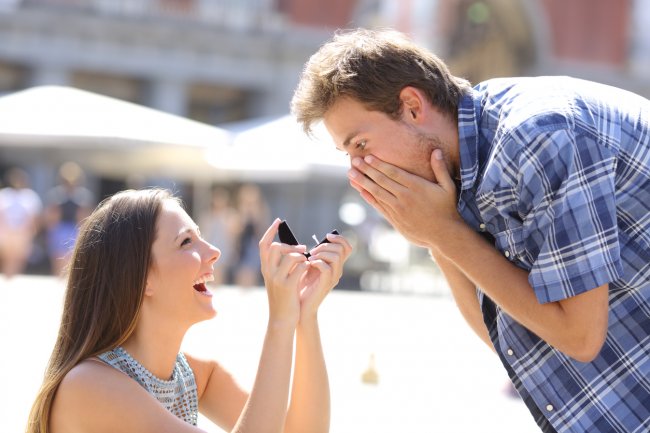 Los anillos de compromiso para hombres existen y este es su profundo significado
