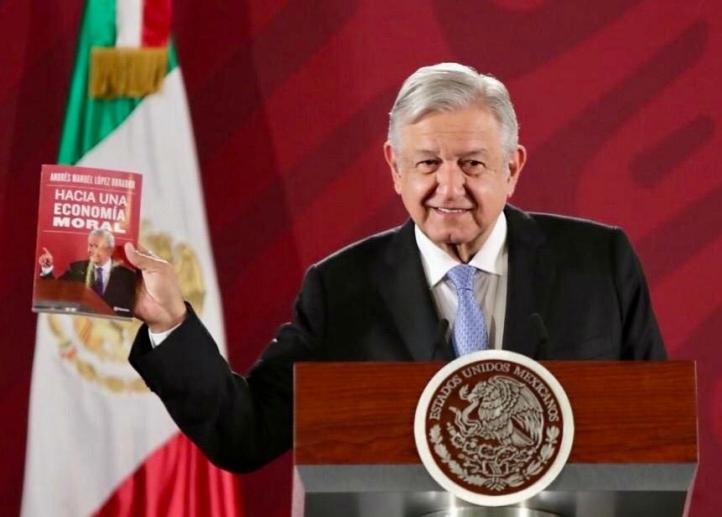 Foto: Cortesía AMLO presume ventas de 'Hacia una economía moral'