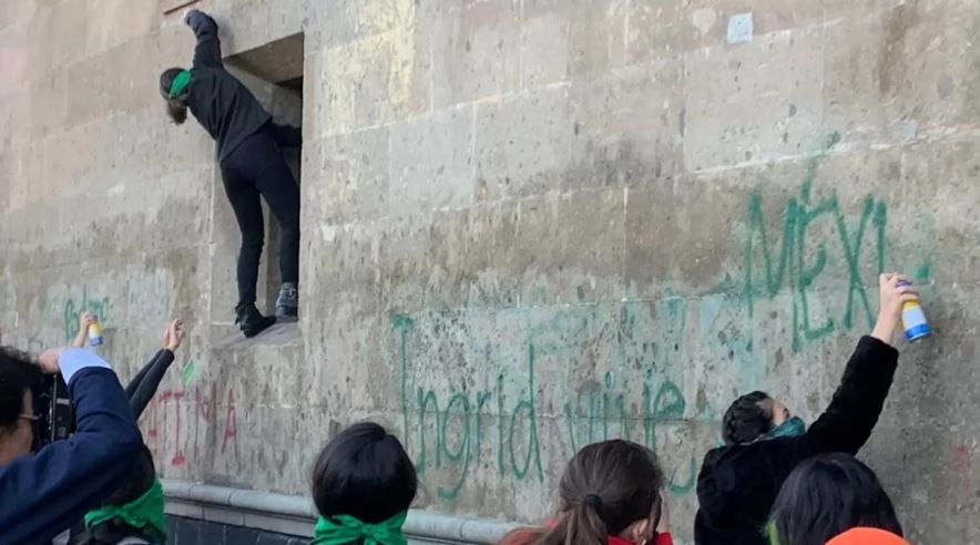 Agrupaciones feministas protestan afuera de Palacio Nacional tras feminicidio de Fátima