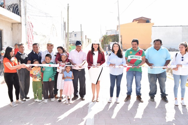 Entrega Tonantzin Fernández pavimentación de calle en San Antonio Cacalotepec 