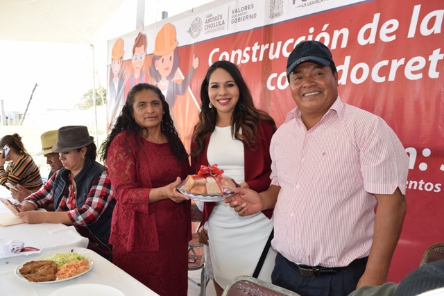 Foto: Especial Entrega Tonantzin Fernández pavimentación de calle en San Antonio Cacalotepec