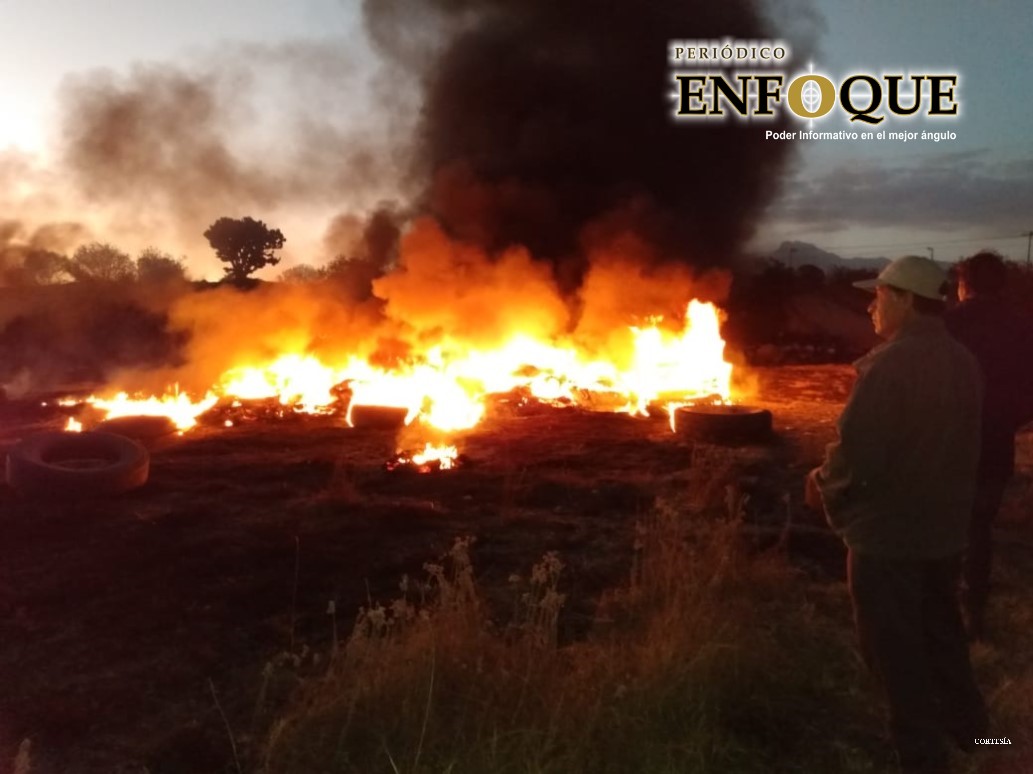 Foto: Cortesía Sofocan incendio en Acajete por quema de llantas
