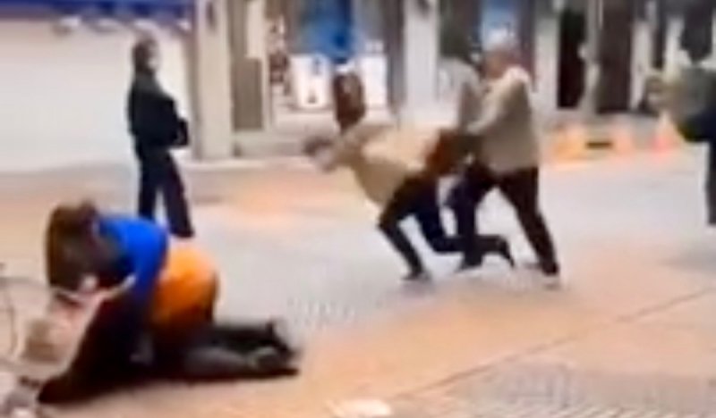 Foto: Cortesía Se pelean a golpes por últimos cubrebocas para evitar coronavirus