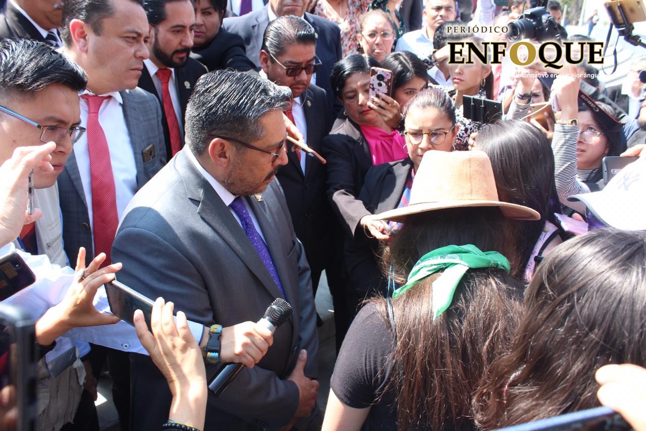Foto: Rommel Pichardo Atiende Rector de la UATx a alumnas  (Fotos)