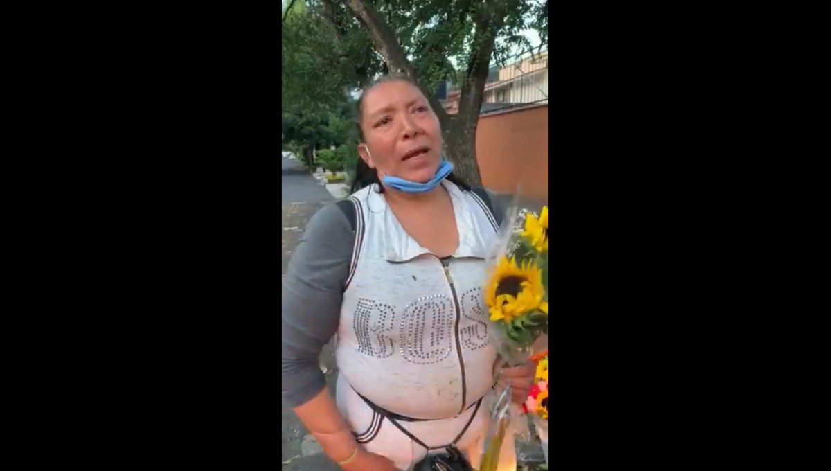 Foto: Cortesía Sin consideración: Policías golpean a mujer por vender flores en plena pandemia (Video)