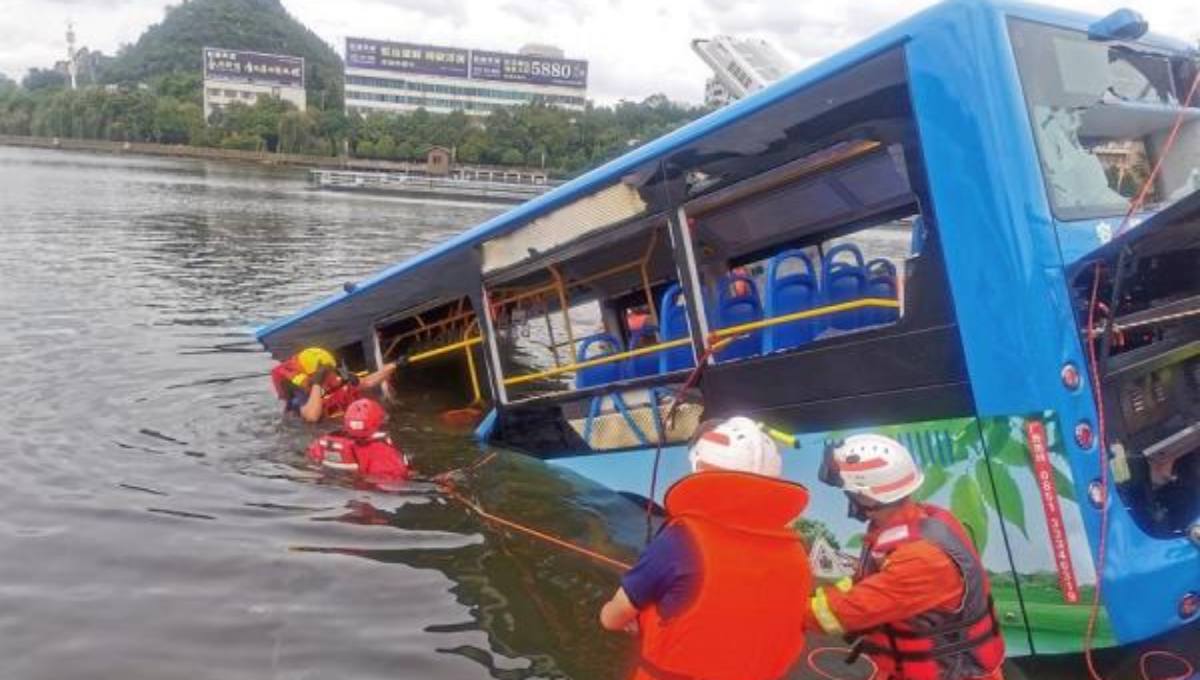Foto: Cortesía Cae camión de estudiantes a un lago en China; hay 21 muertos (Video)