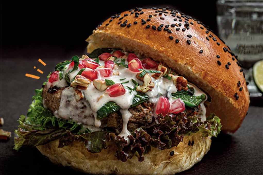 Foto: Cortesía Alistan hamburguesa de Chile en Nogada para esta temporada