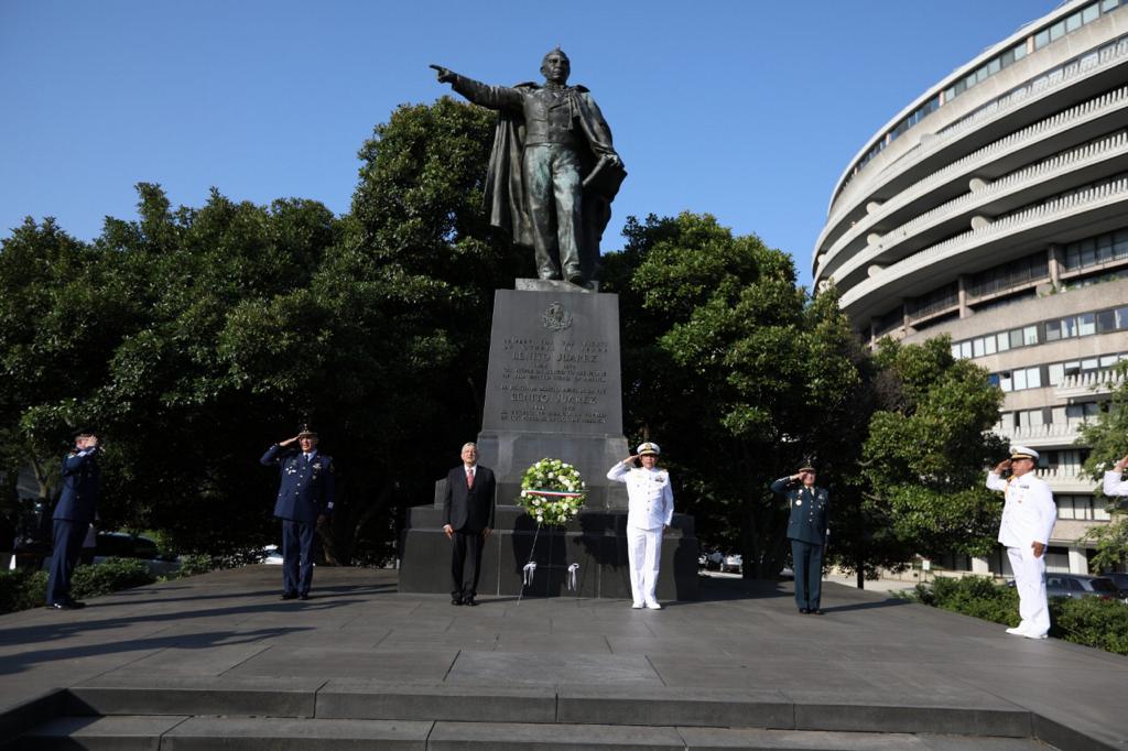 Foto: Cortesía AMLO visita estatua de Benito Juárez en Washington; coloca ofrenda floral
