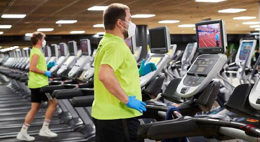 El COVID-19 se puede transmitir por aire en interiores, confirma la OMS