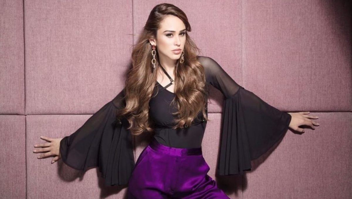 Con llamativos leggins, Yanet García te invita a hacer ejercicio