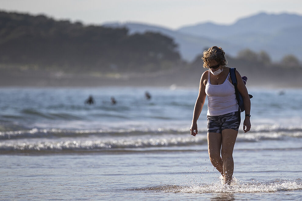 ¿El próximo problema del verano? Gente refugiándose en interiores donde pueden contagiarse de COVID-19