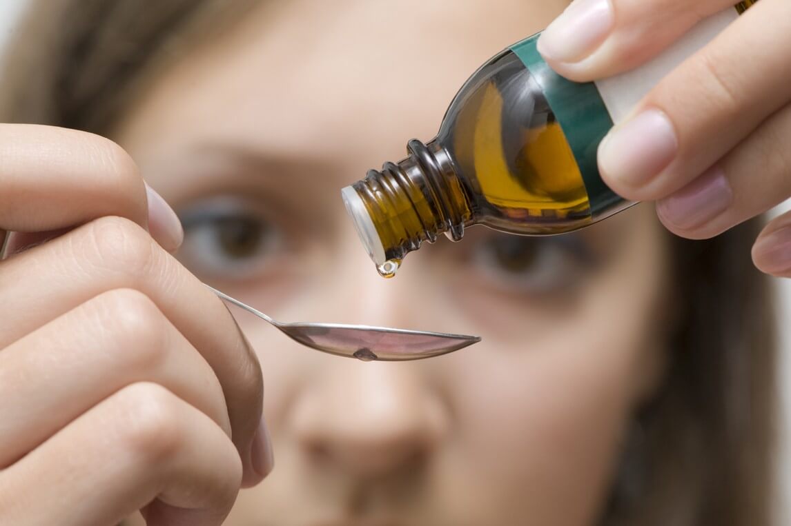¿Tienes síntomas de COVID-19? Te damos dos buenas razones para no automedicarte
