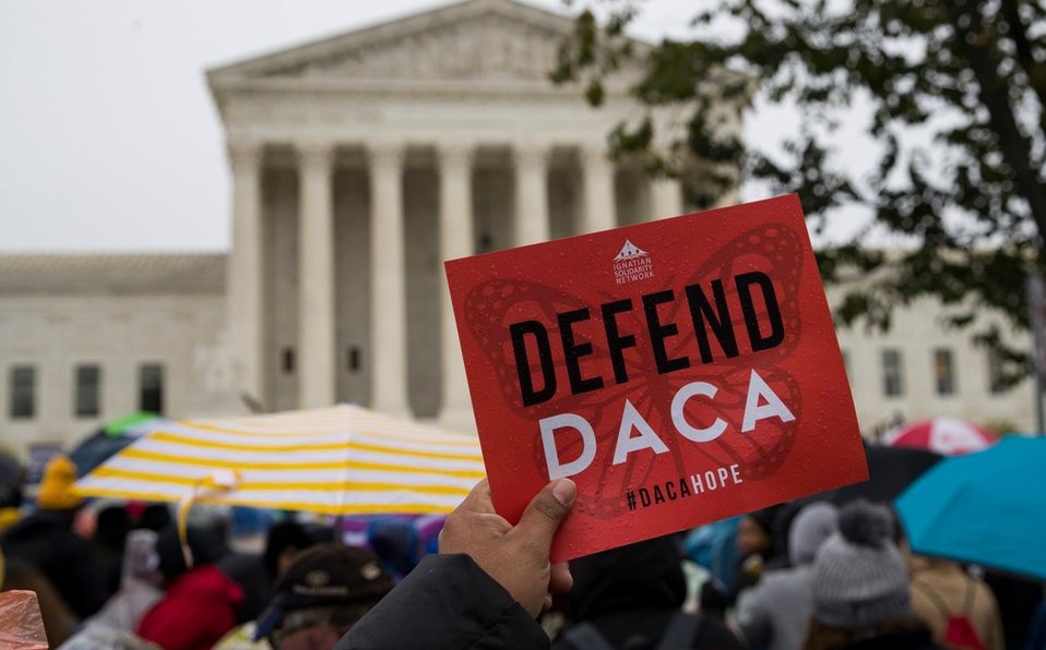 Corte federal de EU ordena que gobierno de Trump restaure el DACA