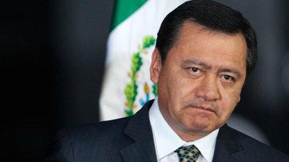 'Aquí estoy y seguiré dando la cara', dice Osorio Chong, quien autoriza abrir el secreto bancario de sus cuentas