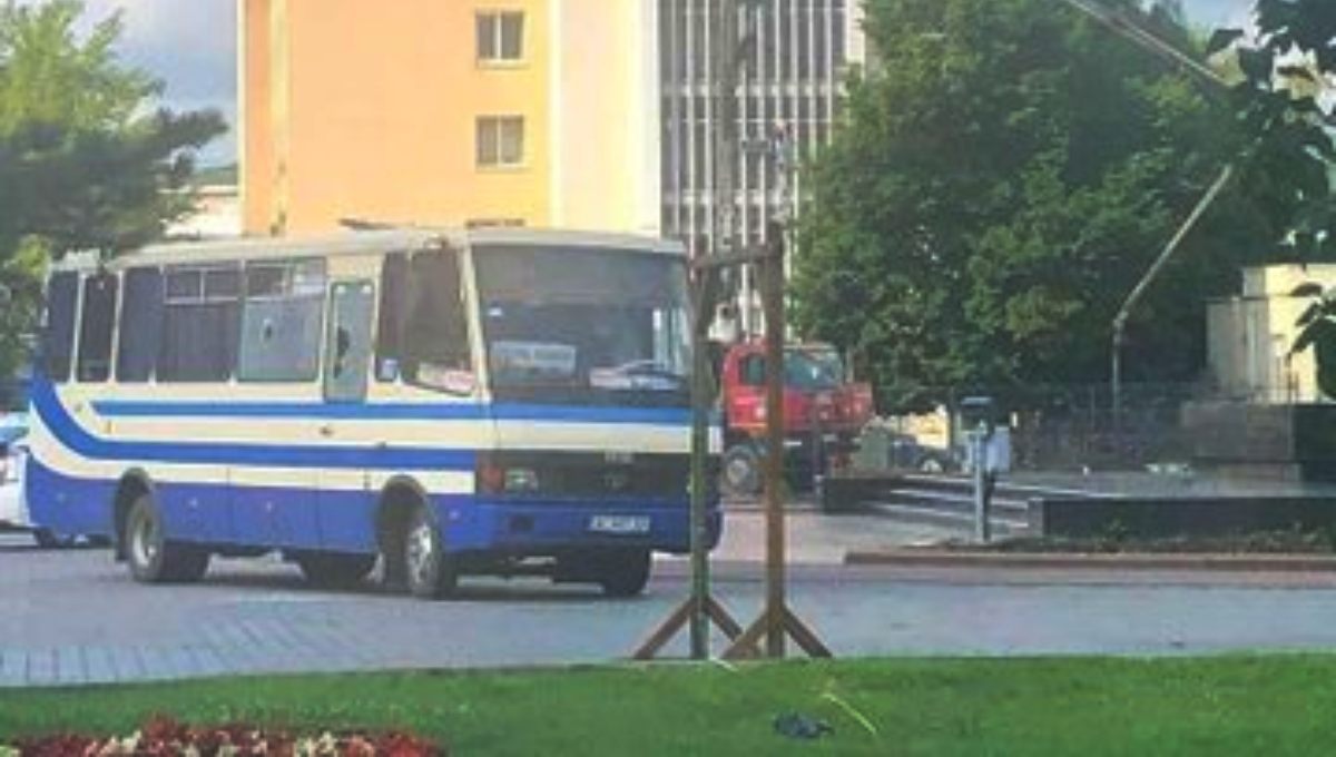 Foto: Cortesía Con armas y explosivos, hombre secuestra autobús de pasajeros en Ucrania