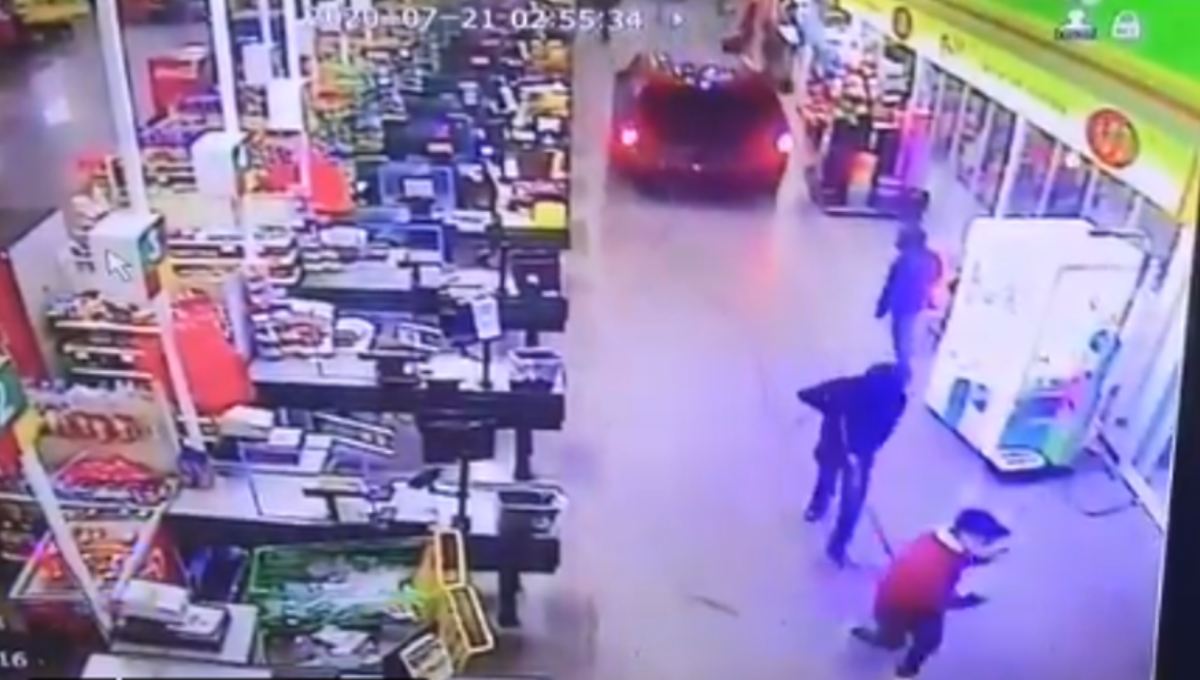 Foto: Cortesía Con todo y camioneta, delincuentes intentan robar cajero automático (Video)
