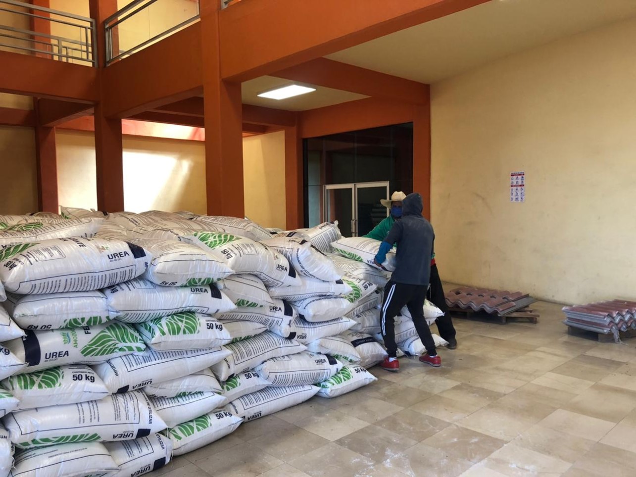 Gobierno de Amozoc apoya con fertilizante a productores durante contingencia sanitaria