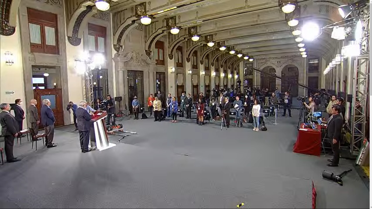 López Obrador guarda un minuto de silencio por quienes fallecieron por COVID-19