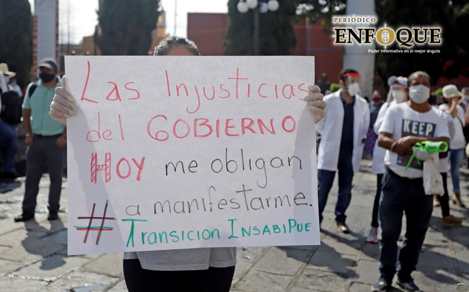 Foto: Cortesía Extrabajadores del Seguro Popular se manifiestan frente a Casa Aguayo