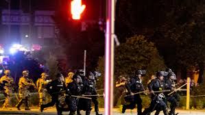 Policías de Kentucky disparan y matan a manifestante tras ser agredidos a balazos