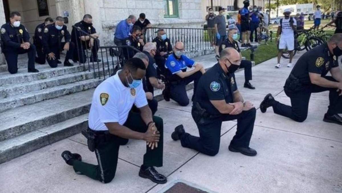 Foto: Cortesía Policías de EU se hincan en señal de protesta por el asesinato de George Floyd