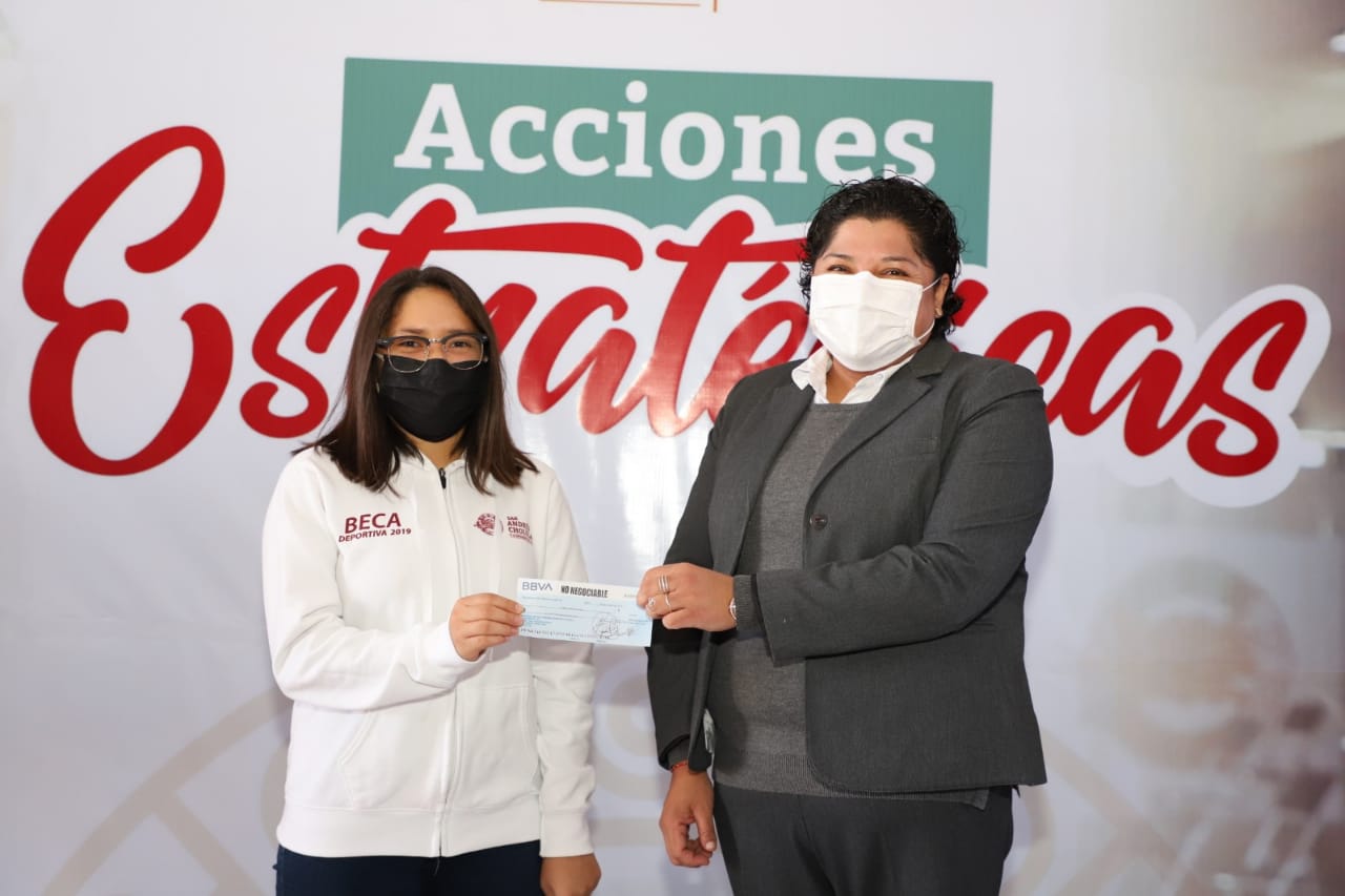 Foto: Cortesía Karina Pérez Popoca entrega apoyos económicos a deportistas sanandreseños
