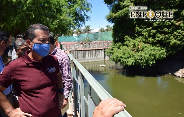 Foto: Cortesía San Pedro Cholula, Pue. El presidente municipal, Luis Alberto Arriaga Lila realizó una gira de trabajo por la junta auxiliar de Santa María Acuexcomac, donde entregó pintura y módulos sanitarios para el mantenimiento de las instalaciones del manantial.  En compañía del delegado de gobernación estatal, regidores y el secretario de gobernación municipal, dieron estos apoyos que también servirán para dar mantenimiento a las instalaciones de la alcaldía de Acuexcomac.  En ese sentido, el ayuntamiento cholulteca apoyó con la entrega de cemento para continuar con la construcción de la capilla de adoración perpetua, que coordina el comité de la Iglesia de Santa María Acuexcmac. Además, las autoridades municipales realizaron un recorrido por la construcción, así como por el manantial, donde también lo acompañaron el fiscal de la Iglesia de Santa María Acuexcomac, e integrantes del comité “Perseverantes de Cristo”, quien coordina la construcción.