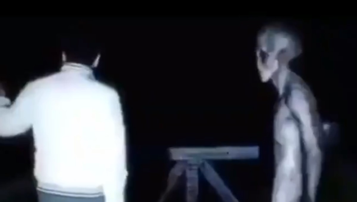 ¿Falso? Se viraliza video de un hombre “conversando” con un alien