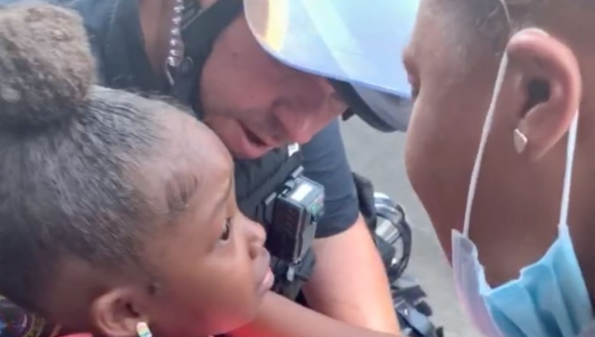Foto: Cortesía “¿Nos vas a disparar?”: Niña pequeña le pregunta a policía durante protestas en EU (Video)