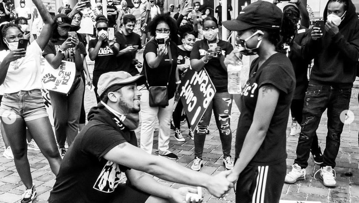 Pareja se compromete en plena protesta (Viral)