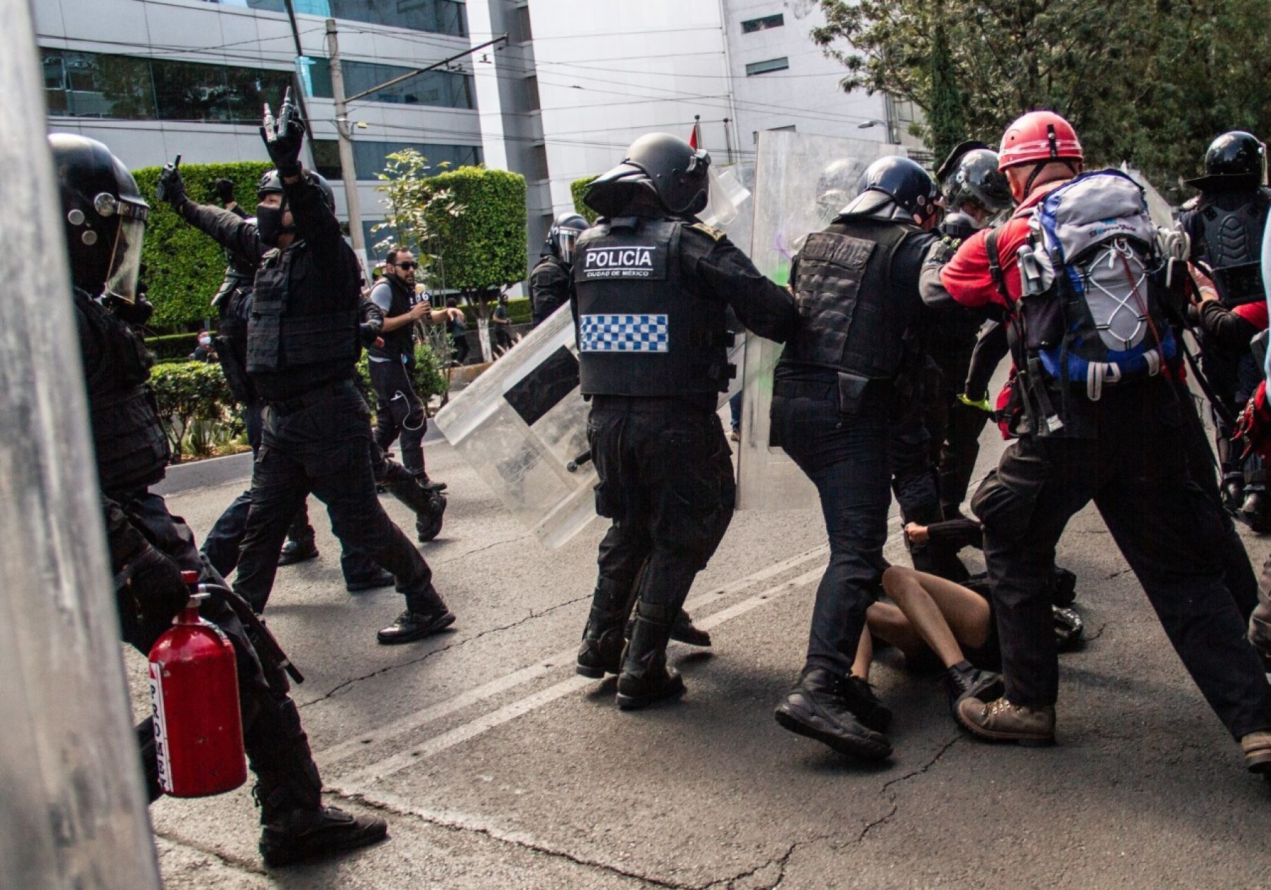 Foto: Cortesía Dos policías son detenidos por agresión a adolescente en protestas en la CDMX