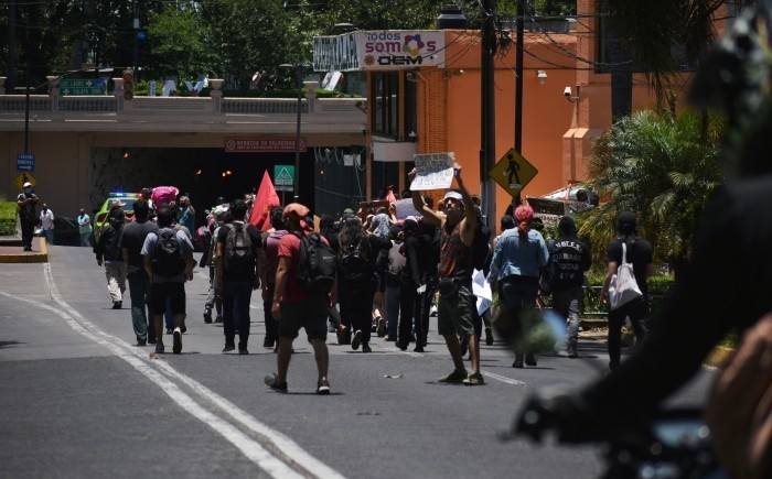Foto: Cortesía Protestan contra brutalidad policial y vandalizan centro de Xalapa, Veracruz y en apoyo a los manifestantes en Guadalajara