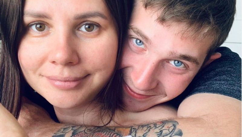 “Estoy temblando”: Entre lágrimas, mujer revela que está embarazada de su hijastro (Video)